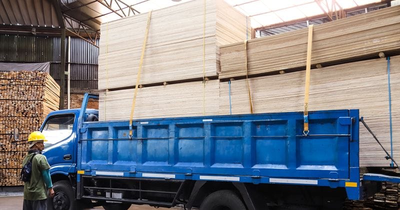 Kontraktor dan developer memilih material kayu untuk proyek besar