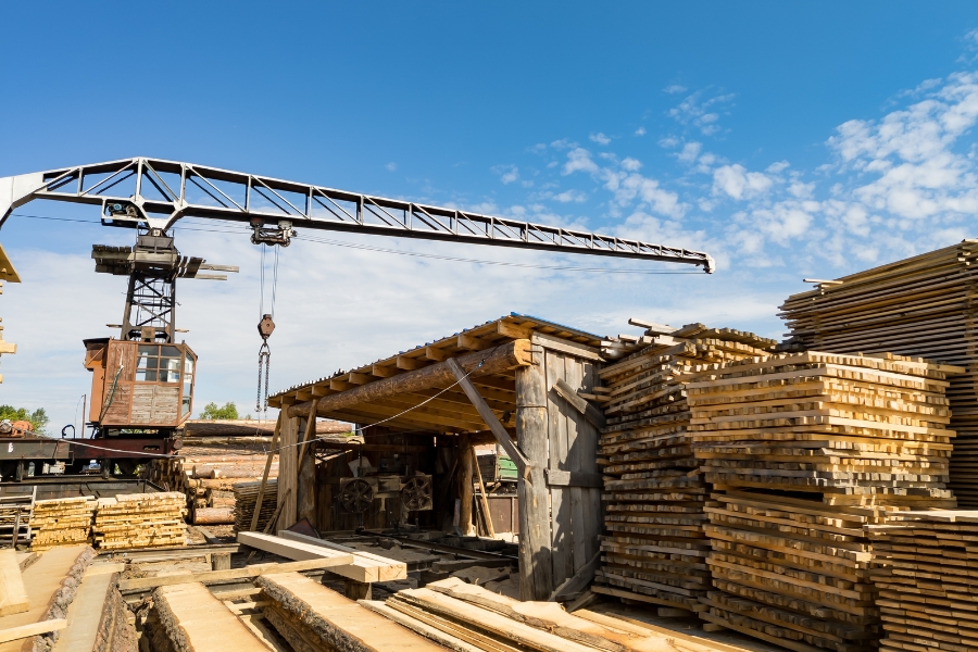 kayu untuk konstruksi