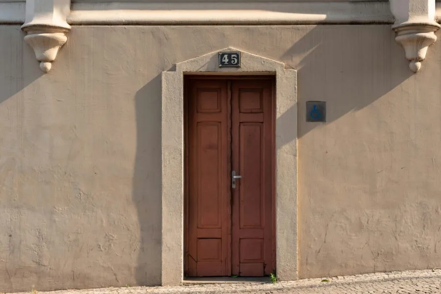 pintu kayu
