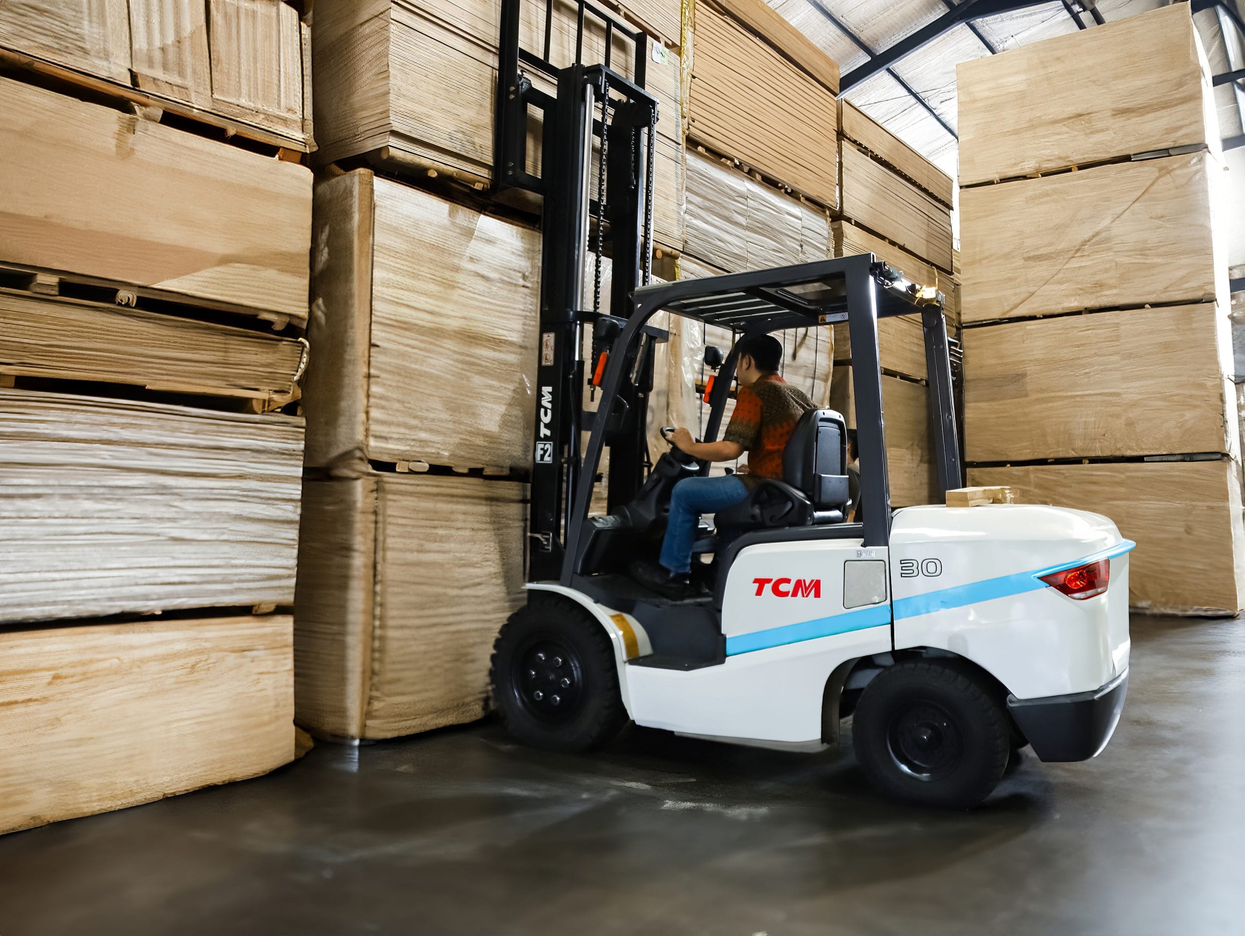 Forklift Triplek H+ memindahkan stok plywood