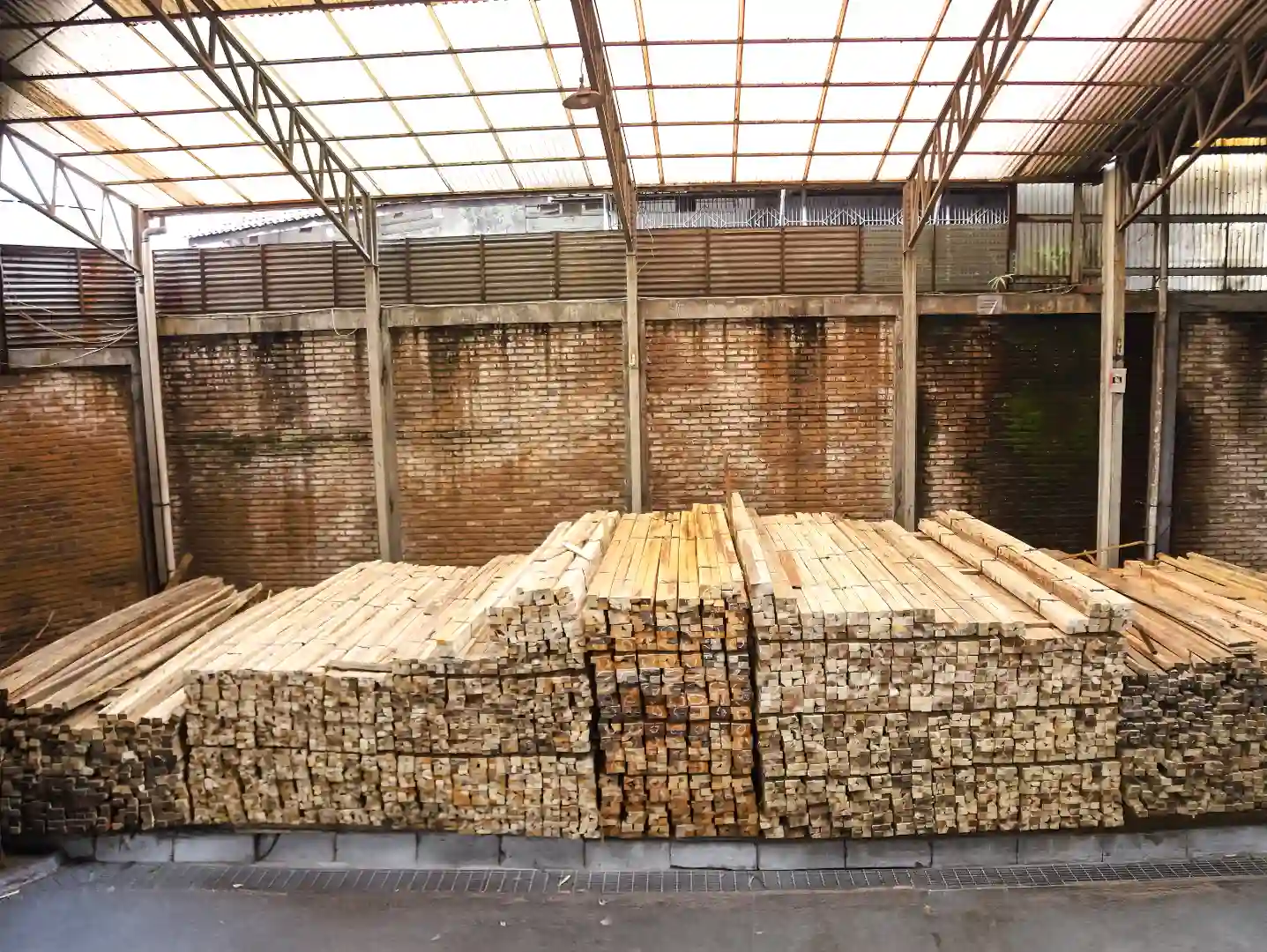 Tumpukan kayu solid di gudang Hojaya Kopo