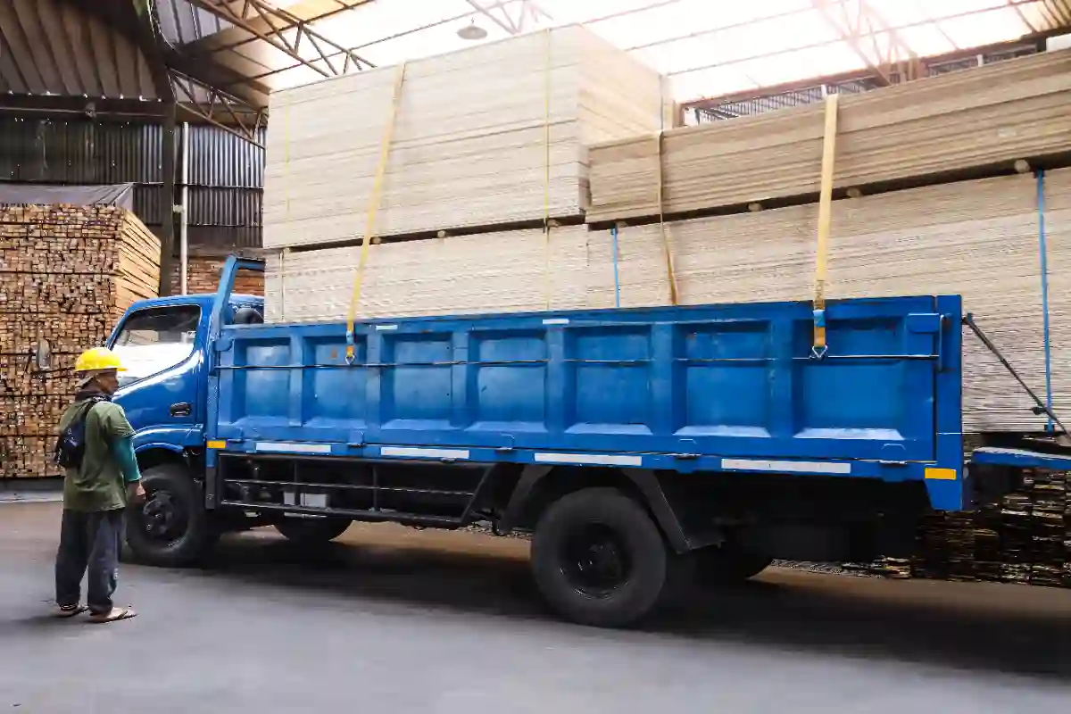 Truk memuat material dari gudang Hojaya