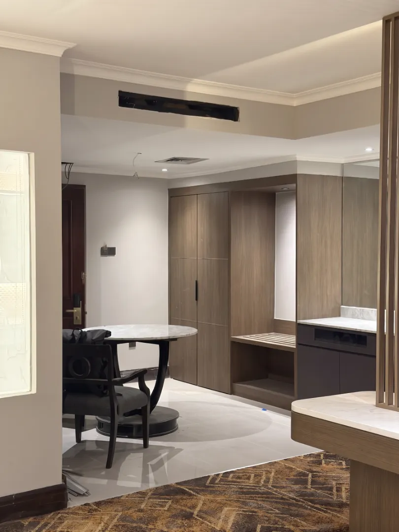 Wardrobe kamar hotel dengan pintu HPL woodgrain cokelat, tanpa handle, dengan meja rias