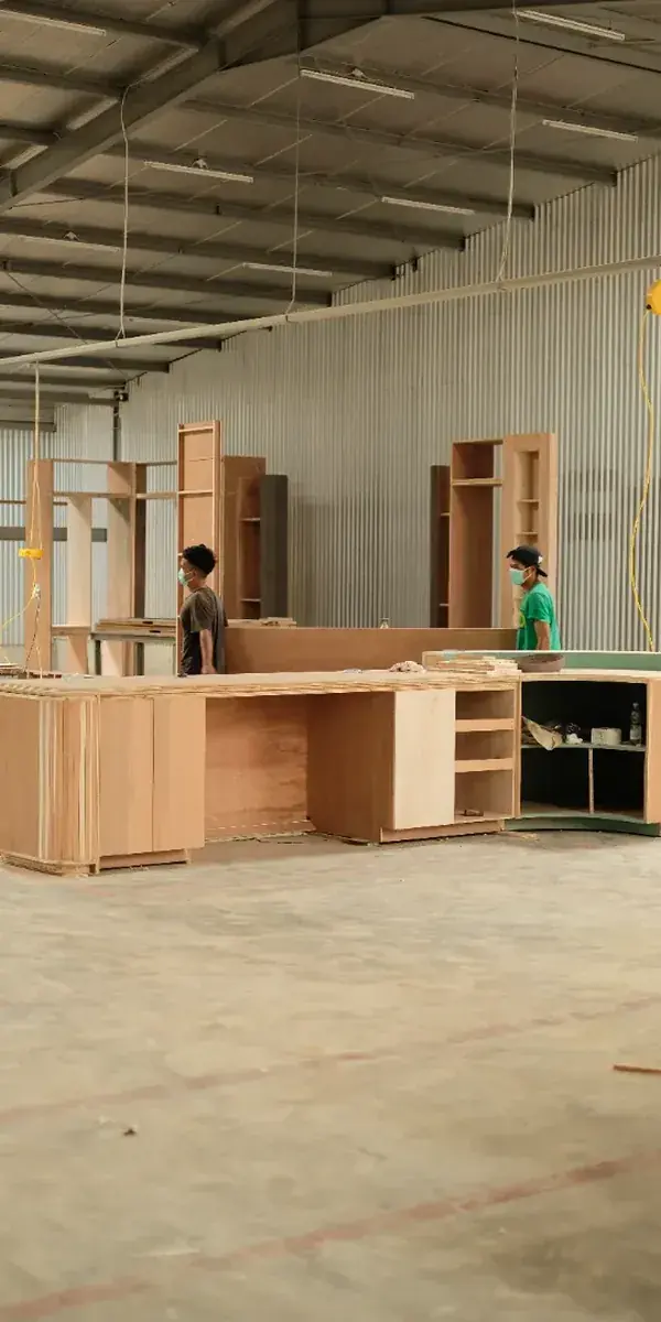 Carcass kitchen set dari plywood berlapis HPL sedang dirakit di lantai workshop